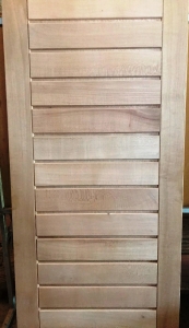 PORTA DE MADEIRA MACIÇA  HORIZONTAL DE 70 CM LARG  (almofada estreita) 